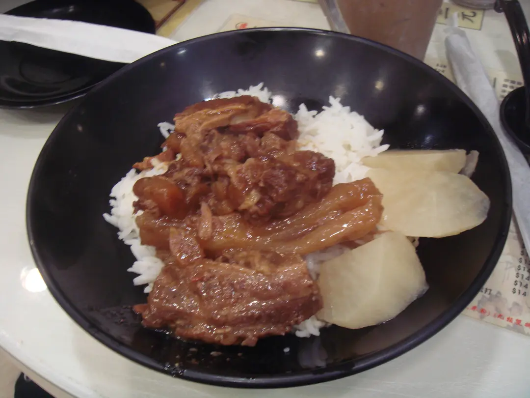 牛腩猪软骨饭!很好吃!