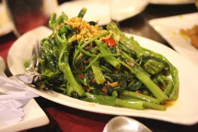 stir-fried morning glory with garlic and chili