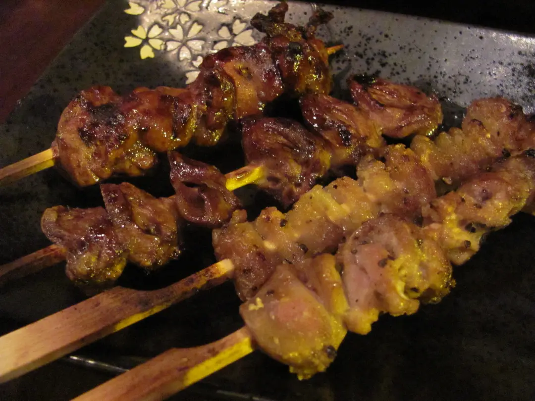 四串有关鸡的串烧,分别是鸡肝,鸡心,鸡皮及鸡肾