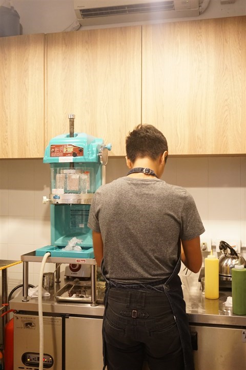 開放式廚房中央有一部亮眼的刨冰機，食客甚至能看到整個製作過程。 - 銅鑼灣的SHARI SHARI Kakigori House 氷屋
