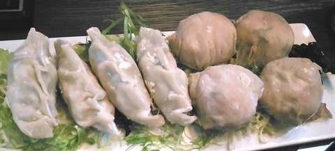 木耳鮮蝦雲吞拼西洋菜香菇餃 - 銅鑼灣的尚鮮火鍋海鮮料理