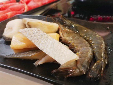 印尼海蝦、日本廣島蠔、臺灣凍鮑片和仙台鱸魚 - 荃灣的牛の鍋