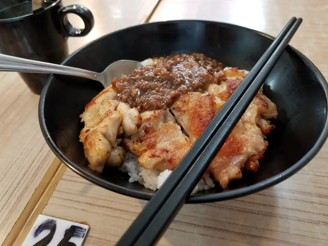 肉燥香煎鸡扒饭