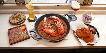 Soho街景咖啡店新增晚餐 原隻龍蝦燉飯配咖啡雞尾酒（有片）