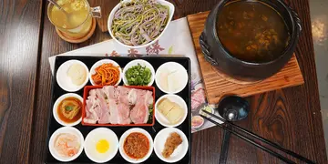 母女档旺角开过桥米线专门店 热汤砂锅+十一款米线配料即席呈上(有片)