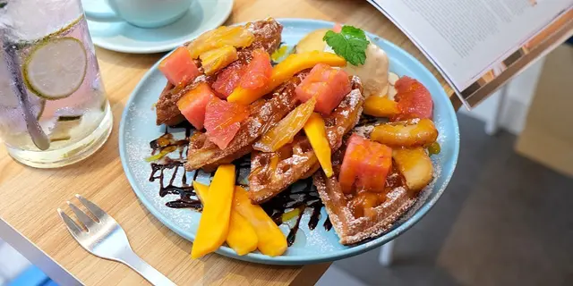 佐敦新两层高蓝白色Cafe  抵食$55鲜果雪糕窝夫+$30即焗蜂蜜多士