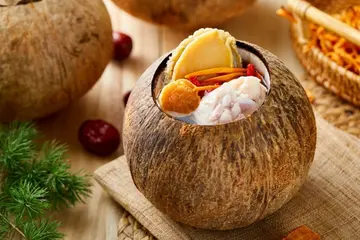 【識食攻略】養生椰子燉湯 鑽研到有專門店?