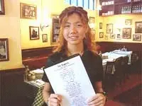 肥佬背住老婆去……