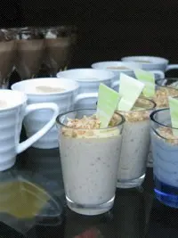 甜品以小杯形式供應