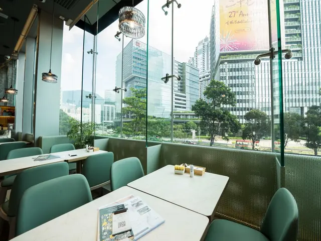 啟德落地玻璃Cafe: 開心果麻糬Tiramisu/西班牙海鮮飯/黑毛豬鞍架