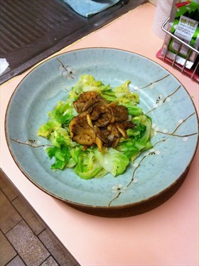 椰菜炒日式燒汁秀珍菇