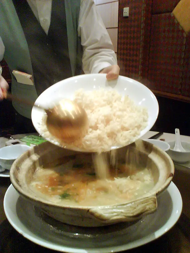 用蛋白蒸龍蝦既龍蝦殼煲湯做既泡飯