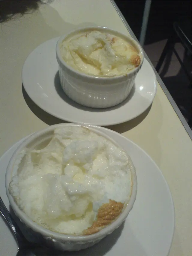 (後)嚟錯嘅薑味梳乎里，明顯黃D　(前)原味梳乎里