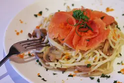  蟹籽烟三文鱼意粉