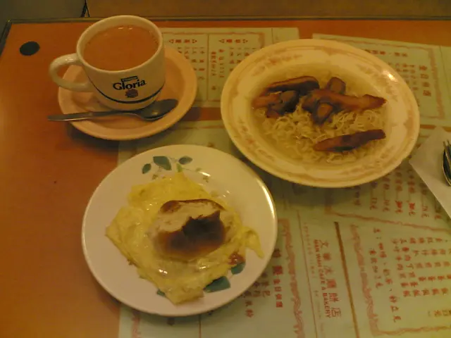 麵包+火腿蛋, 叉燒公仔麵&奶茶(HK$23,-)