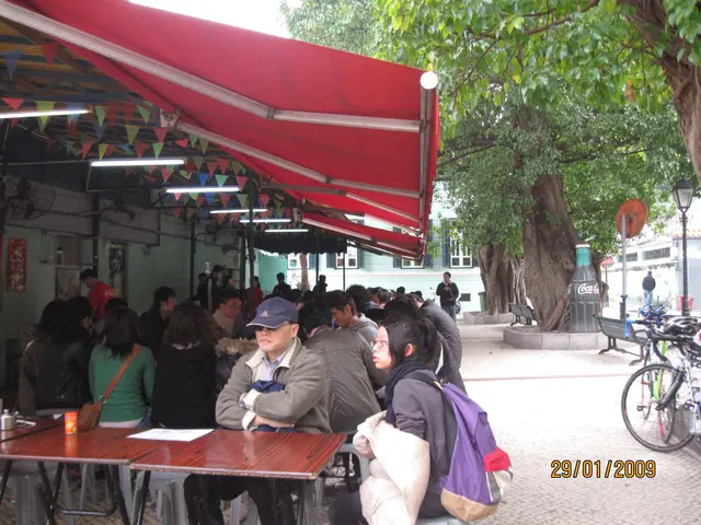 簷篷下坐滿人