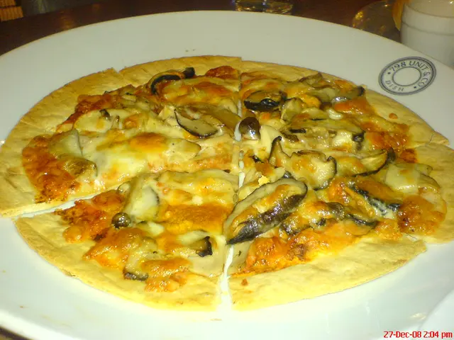 淡口又乾硬的黑松露菌意大利薄餅