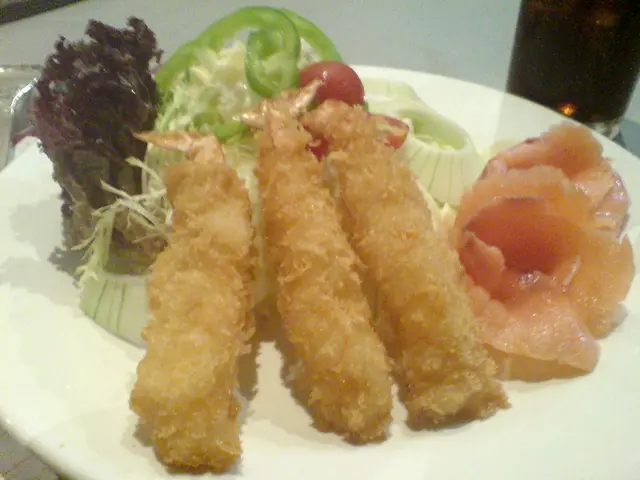 煙三文魚炸蝦沙律 $48