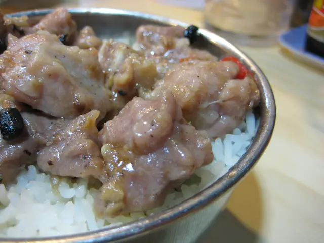 豉汁排骨饭。凤爪居然也卖完了，排骨相当的真實有滋味，就是肉骨难分，是不是可以再熟一点？