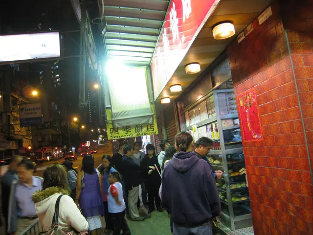 已經近十時了，但還人頭湧湧