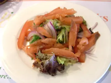 煙三文魚沙律配青檸汁