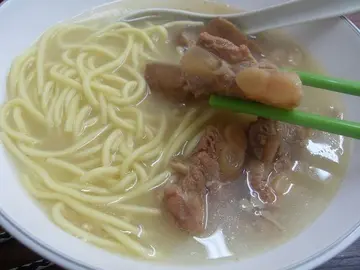 Thick Egg Noodles with Braised Pork Tendons