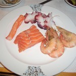 三文魚、凍蝦、八爪魚都係一般貨色，唔好、但唔算差。