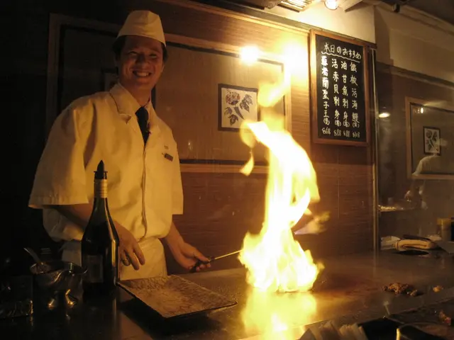 '讚' 火~ 又有野食, 又有show 睇~自稱'靚仔' 既edmond