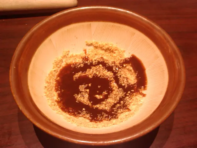 豬扒汁+芝麻碎, 好香呀!