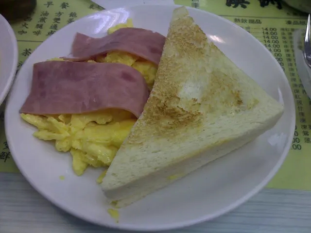 多士 + 火腿炒蛋