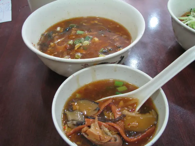 我倆各分一半酸辣湯，因我要多料他要加辣.....