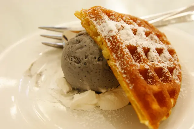 黑芝麻雪糕伴窩夫