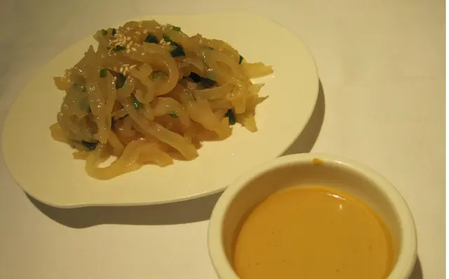 好香麻油味的"蔥油海蜇",個芥末醬應該係先製的~值得一讚~個味同個海蜇好match~~好正~~!