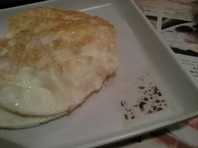 煎蛋及膠碟邊的Logo嚴重甩色