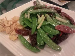 荷兰豆炒鸳鸯肠