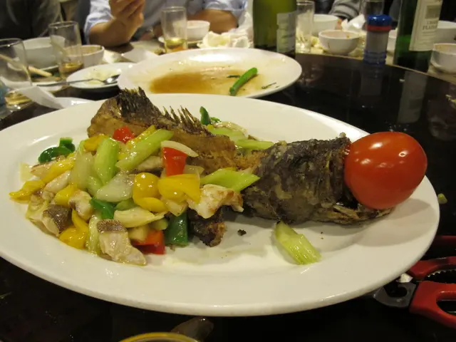 呢個東星起肉炒球，炒得麻麻....個蕃茄好搞笑!