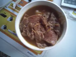 早午三餸麵餐，我選了煎蛋、牛肉和餐肉
