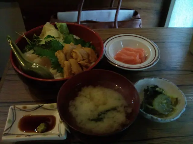 雙色飯賣相佳。海膽味道是…怪怪的，放入口中竟很黏的感覺，鮮甜度尚可