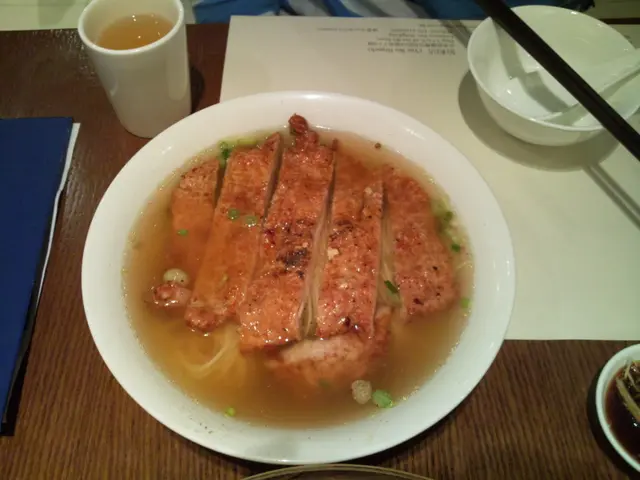 排骨湯麵:豬排味道偏淡,重酥味不夠