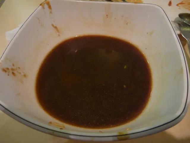 深黑色的沙爹醬、加上附送味精湯包以及味精湯組成的湯底