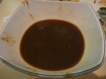 深黑色的沙爹醬、加上附送味精湯包以及味精湯組成的湯底
