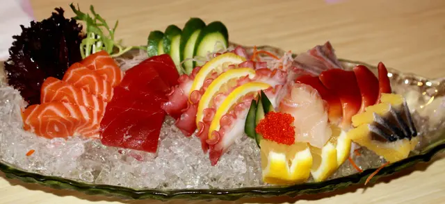 刺身船 四個人分量相對黎講…都太精美喇!