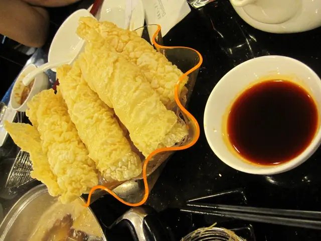 炸腐皮最好醮甜酸醬。