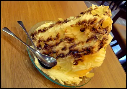 蜜瓜杏仁牛奶冰 + 朱古力醬