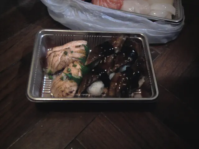 鰻魚好食,可惜火灸三文腩燒得太熟,但都新鮮肥美的