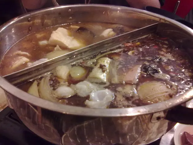主角-辣雞煲,新鮮雞肉好嫩滑! 湯底先麻而後辣!,一半少辣一半大辣!皆大歡喜~