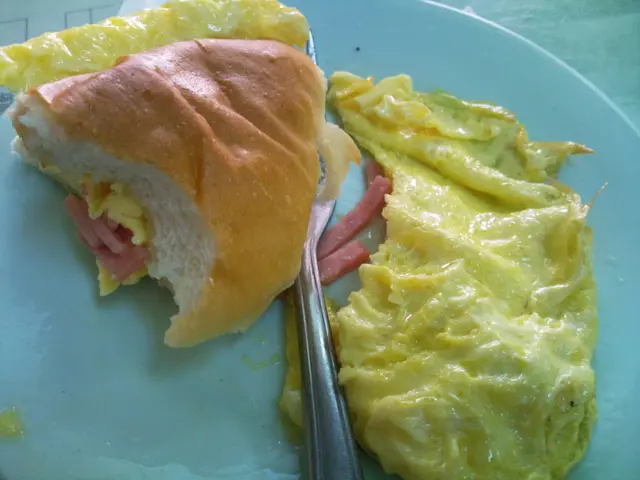 火腿奄列+餐包：奄列好像煮得有點老