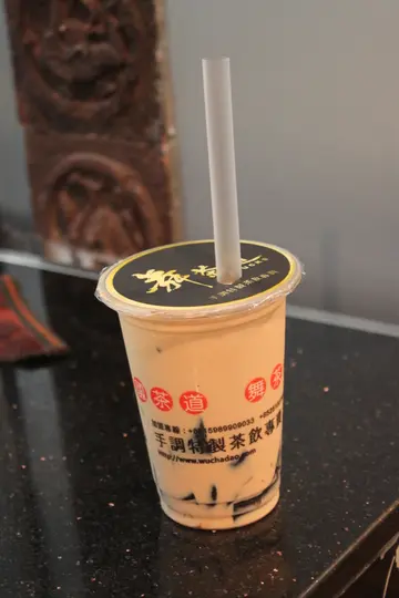味道浓郁的仙草奶茶