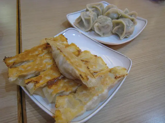 鍋貼夠肉汁，試不到招牌餃子, 呢個係韮菜餡料