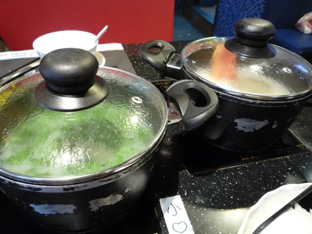 一張枱可以同時容納四個火鍋小爐